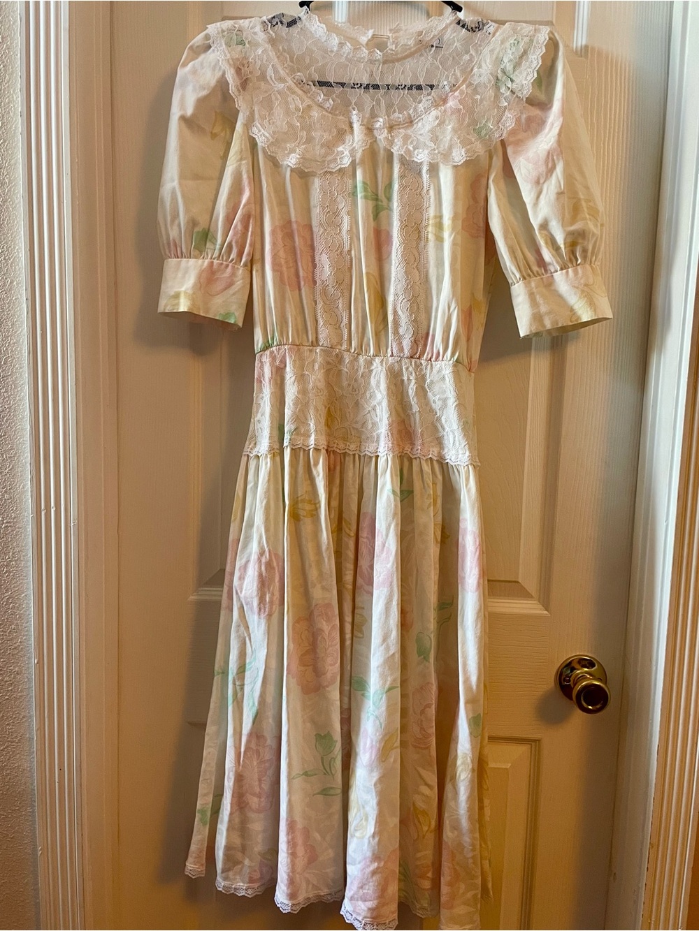 VNTG 1980’s Women's Cream Floral Lace-Trim Midi Dress